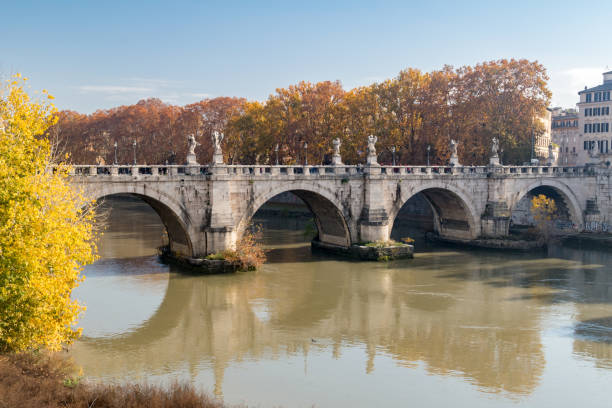 ponte sant'angelo, originalmente el puente eliano o pons aelius, histórico puente romano. - aelian bridge fotografías e imágenes de stock