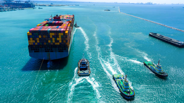 컨테이너를 운반하고 화물 야드 항구에서 맞춤형 해양 개념 기술 운송, 통관에 이르기까지 수입품을 위해 달리는 화물선의 선미. 화물 운송 서비스 - cruise ship business retail freight transportation 뉴스 사진 이미지
