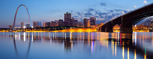 miasto st. louis skyline. - night cityscape reflection usa zdjęcia i obrazy z banku zdjęć