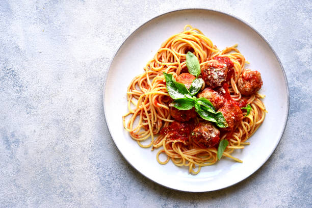 espaguetis de pasta con albóndiga en salsa de tomate. vista superior. - albóndiga fotos fotografías e imágenes de stock