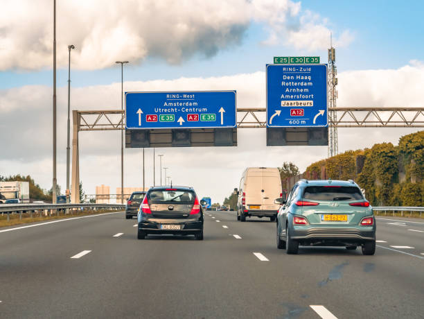 wegweiser auf oberbrücke, autobahn a2 an der ausfahrt zur a12, verkehrsknotenpunkt oudenrijn, utrecht, niederlande - overhead gantry sign stock-fotos und bilder