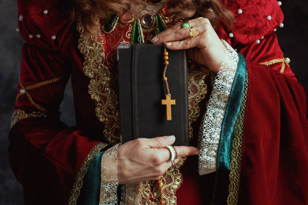 closeup on medieval queen in red dress with book and rosary - history library victorian style christianity imagens e fotografias de stock