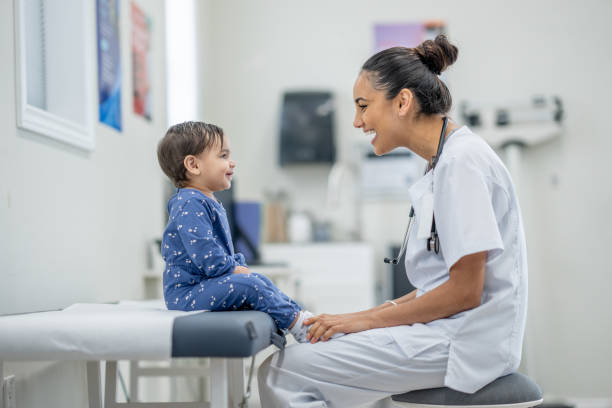 maluch na przeglądzie - stethoscope blue healthcare and medicine occupation zdjęcia i obrazy z banku zdjęć