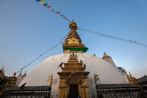 swayambhunath oder affenstupa in kathmandu, nepal - swayambhunath stock-fotos und bilder