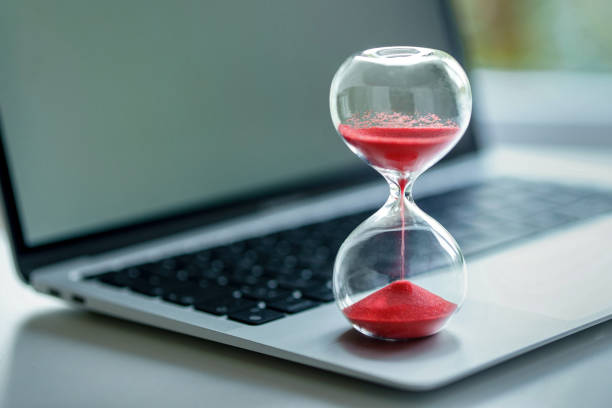 istock Hourglass on laptop 1475067225