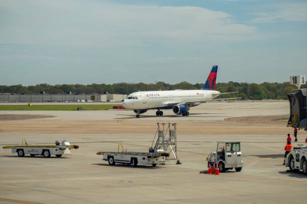 델타 항공 에어 버스 a320-212 mem 공항의 항공기 n364nw - delta air lines 뉴스 사진 이미지