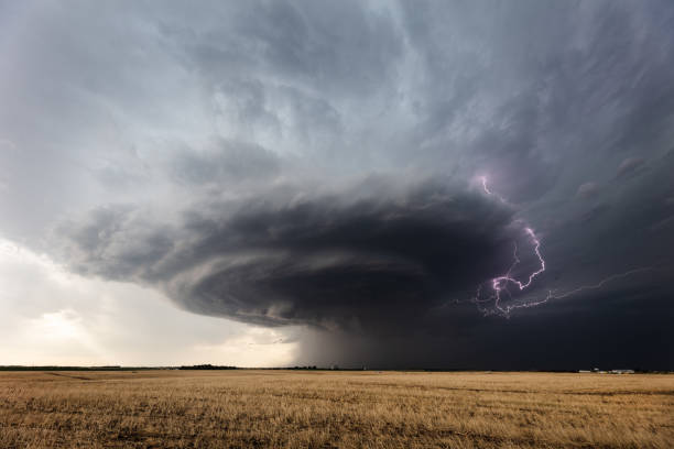 poderosa tormenta supercelular en kansas - dramatic sky fotografías e imágenes de stock