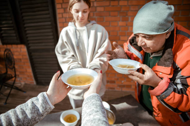 음식에 대한 희망과 감사를 가진 아버지와 소녀 - occupation teenager charity and relief work organized group 뉴스 사진 이미지