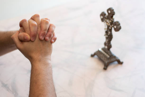istock Latin person religious praying front of a cross 1475080121