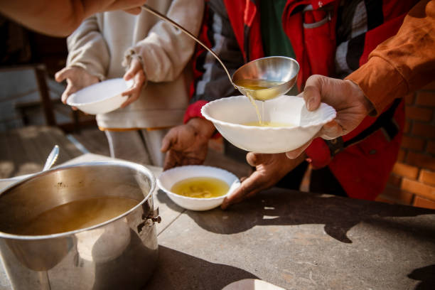 la famiglia mangia cibo nel rifugio per le donazioni - community outreach social worker teenager poverty foto e immagini stock