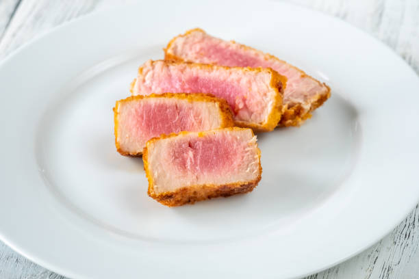 bistecca di tonno affettata - tuna steak fillet food plate foto e immagini stock