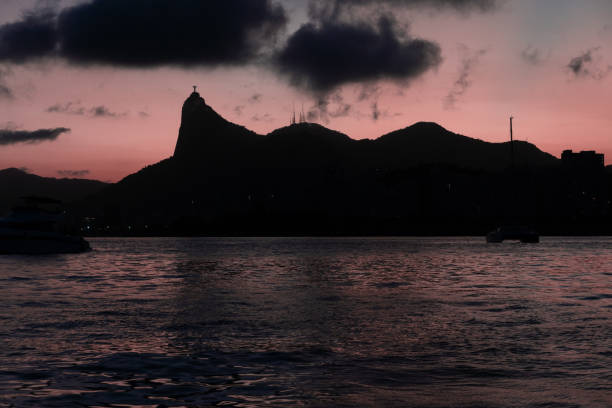 sunset in the bay of guanabara, inlet and beaches of rio de janeiro, brazil with its buildings, boats and landscape. reflection of the sky in the sea. twilight - flamengo 個照片及圖片檔