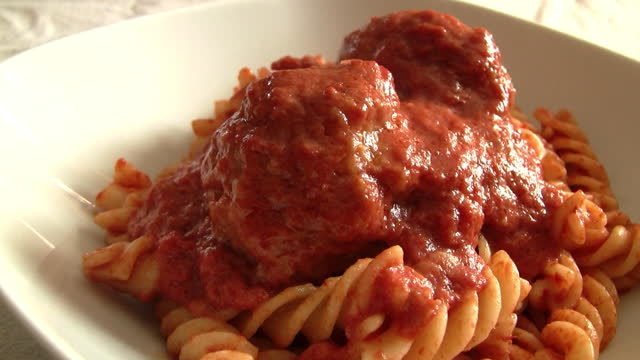 fusilli with sauce with meatballs