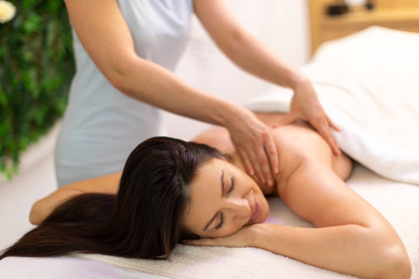 스파 센터에서 어깨와 등 마사지를받는 여성 - health spa women spa treatment massager 뉴스 사진 이미지
