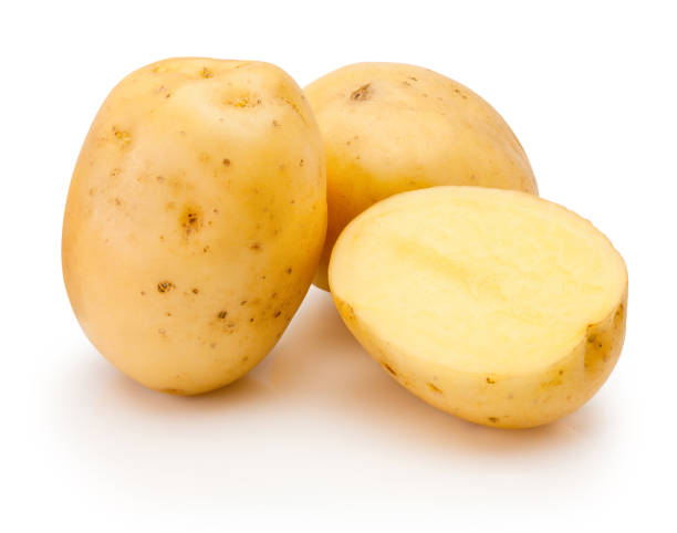 patatas crudas recién cortadas por la mitad aisladas sobre fondo blanco - patatas preparadas fotografías e imágenes de stock