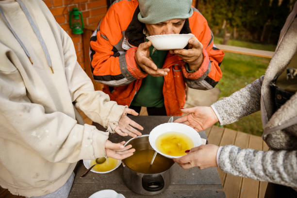 cibo di beneficenza per la famiglia povera - community outreach social worker teenager poverty foto e immagini stock