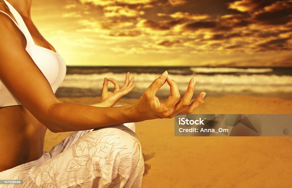 Yoga méditation sur la plage - Photo de Adolescent libre de droits