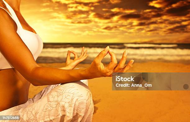 Yoga Meditação Na Praia - Fotografias de stock e mais imagens de Adolescente - Adolescente, Adulto, Amarelo