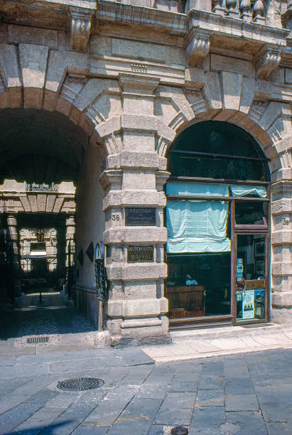 película positiva escaneada de la década de 1980, entrada al museo de la casa palazzo maffei y restaurante maffei, verona, italia - road trip outdoors verona italy veneto fotografías e imágenes de stock