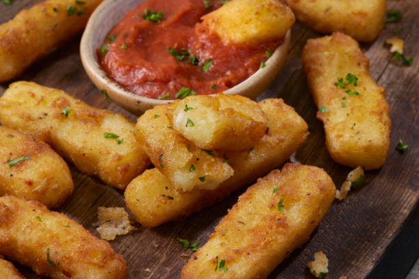 crispy halloumi cheese sticks - mozzarella stick appetizer fried imagens e fotografias de stock