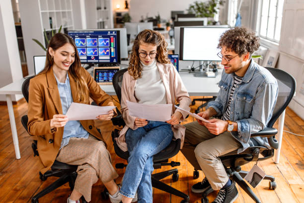 istock Team of business persons having discussion 1475136996