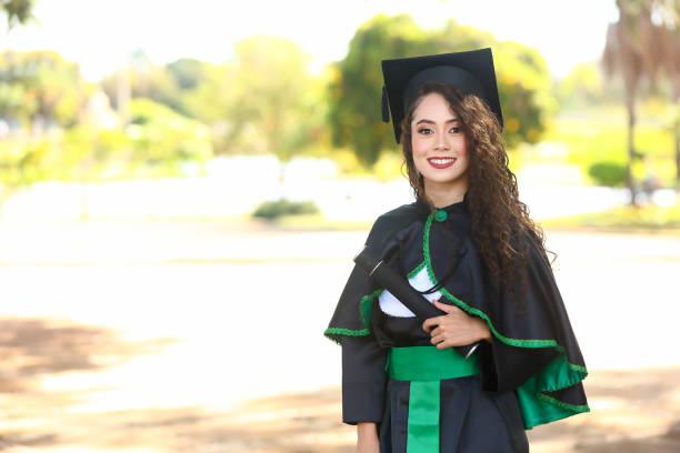 istock girl graduatin 1475164371