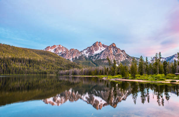 stanley lake dans le magnifique idaho - idaho mountains photos et images de collection