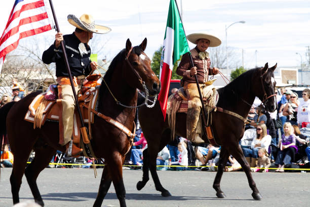 パレードで馬に乗るメキシコ系アメリカ人男性 カリフォルニア州ユバシティ - mexican american ストックフォトと画像