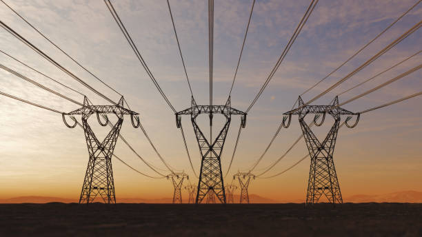 líneas eléctricas de alta tensión al atardecer - cable de energía eléctrica fotografías e imágenes de stock