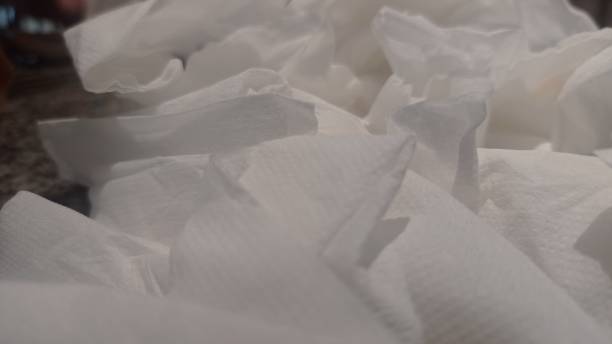 pessoas empilhadas de lenços usados sobre a mesa. - tissue crumpled toilet paper paper - fotografias e filmes do acervo