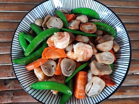 Cooking Stir fried Green Pea , Mushroom and Carrot with Shrimps - food preparation.