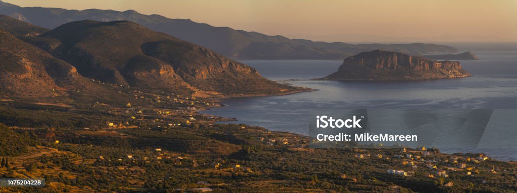 ギリシャの真珠-モネンバシア-上からの眺め - ストックフォト・写真素材...