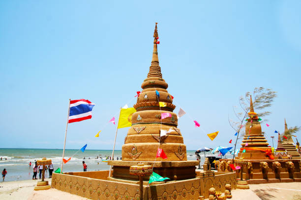pagoda z piasku i ściana zostały starannie zbudowane i pięknie ozdobione na festiwalu songkran - stupa zdjęcia i obrazy z banku zdjęć