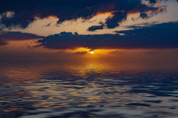 カエナポイントオアフハワイ沖の活気に満ちた夕日 - healey ストックフォトと画像