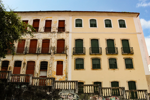 Facade of an old colonial building, in the historic center of São Luís, on Rua Nazareth, with many windows and balconies