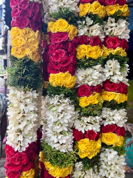 istock Jasmine and rosebud flower garland 1475218221