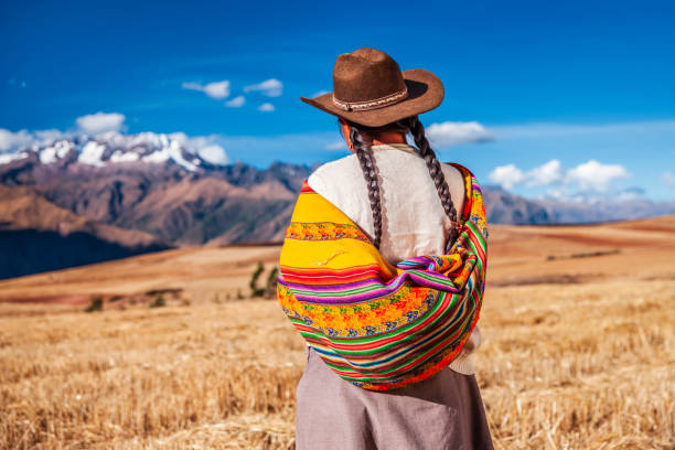 mujer peruana vestido nacional mirando andes, el valle sagrado - trajes tipicos del peru fotografías e imágenes de stock
