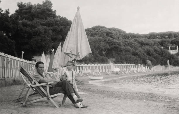 father and daughter at the beach,1952. - 1952 stok fotoğraflar ve resimler