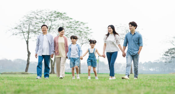 foto de família asiática caminhando juntos no parque - filipino ethnicity grandfather senior adult family - fotografias e filmes do acervo