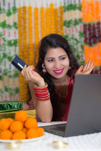 online shopping on diwali festival - consumerism indian ethnicity india delhi imagens e fotografias de stock