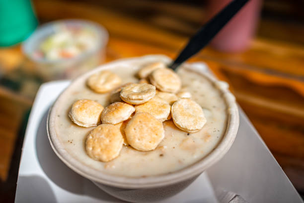 clam chowder chunky creamy seafood soup bowl at shack restaurant with serving as traditional new england dish meal with oyster crackers, coleslaw - lobster cracker imagens e fotografias de stock