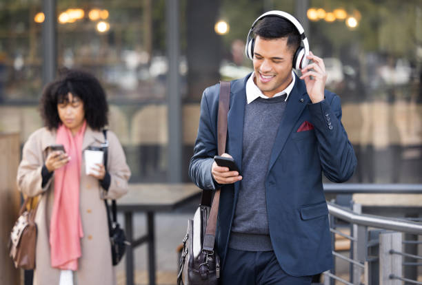 Businessman, walk and cafe for music, phone or headphones for music, chat communication or social media. Corporate man, woman and partnership in city with smartphone, typing or reading for networking hombre de negocios, camine por la ciudad con música, teléfono o auriculares para audio, comunicación de chat o redes sociales. hombre corporativo, mujer durante un viaje en la ciudad con un teléfono inteligente, escribiendo o leyendo para establecer co