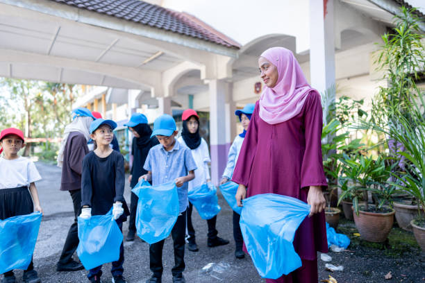 istock Collecting litter in garbge bags 1475234451