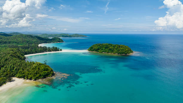istock Seascape with tropical sandy beach. Borneo, Malaysia. 1475235044