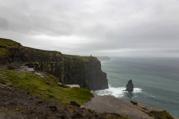 penhasco de moher - overcast republic of ireland cloudscape cloud - fotografias e filmes do acervo