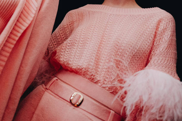 figura feminina no tricô rosa elegante conjunto suéter e calças. - hot couture - fotografias e filmes do acervo