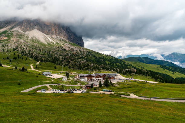 пассо селла в доломитовых альпах - sella pass стоковые фото и изображения