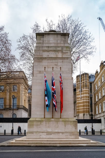 영국 런던 - 2023년 1월 4일: 런던 화이트홀에 있는 기념비. 제 1 차 세계 대전과 현재 2 차 세계 대전에서 잃어버린 생명을 기념하기 위해 지어졌습니다. 에드윈 루티엔스 경이 디자인하고 1920년에  - whitehall street downing street city of westminster uk 뉴스 사진 이미지