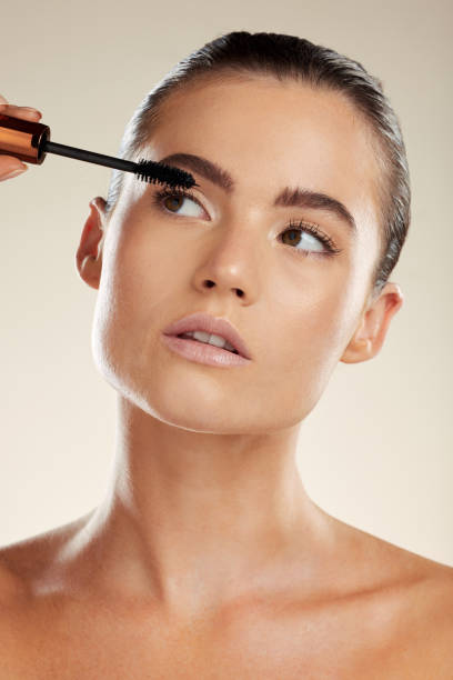 Face, mascara makeup and beauty of woman in studio for luxury eyelash cosmetics product. Headshot of aesthetic model with brush for volume lashes or facial skin glow, shine and self care results maquillaje facial, rímel y belleza de mujer en estudio para productos cosméticos de pestañas de lujo. foto de la cabeza del modelo estético con cepillo para pestañas de volumen o brillo de la piel facial, brillo y resultados de cuidado personal