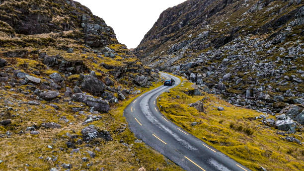 vista aerea di gap of dunloe, contea di kerry in irlanda, vista aerea del passo panoramico di montagna, natura aerea e vista stradale, vista aerea della strada tortuosa, video di relax della natura, auto che guida la strada tortuosa tra la montagna - anello di kerry foto e immagini stock